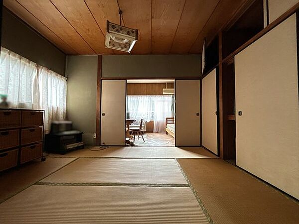 【和室2】広さは約6帖。壁一面が押し入れになっています。