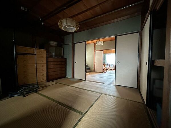 【和室3】広さは約6帖。壁一面が押し入れになっています。