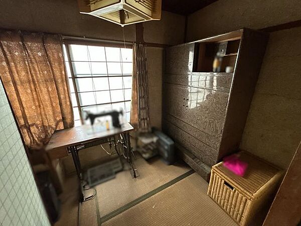 【和室4】広さは約3帖。バルコニーに接するお部屋です。