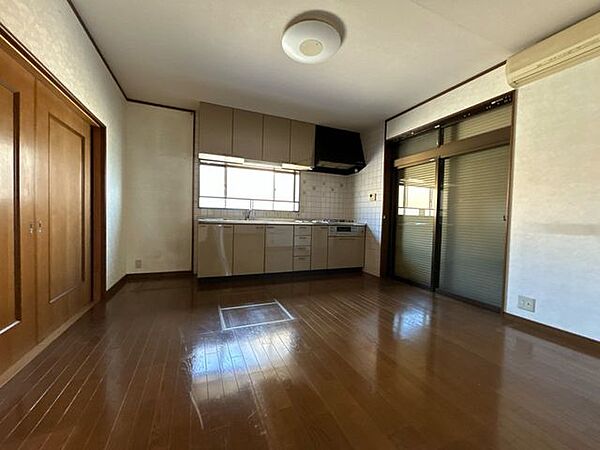 【リビング】約14.25帖。ソファやダイニングテーブルを置いて家族団らんの空間に。