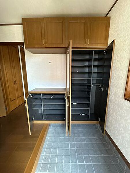 マルナカ円座店 【収納】玄関収納です。 1000m
