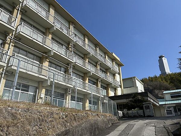 今治市立近見小学校 徒歩23分。 1800m