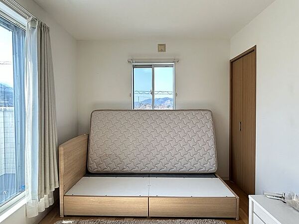 【2F洋室2】約6帖。収納に加えウォークインクローゼットがあるので、お部屋が片付きます。