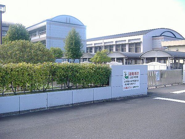 徒歩37分。四国中央市立土居中学校 2900m