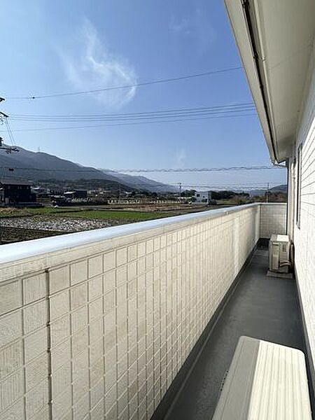 【眺望】2Fのバルコニーからはのどかな田園風景と山並みを一望できます。