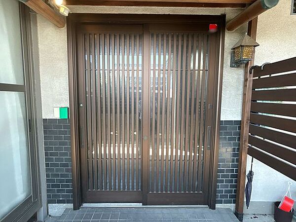 【玄関外観】ドアのすりガラスから光が差し込む明るい玄関。