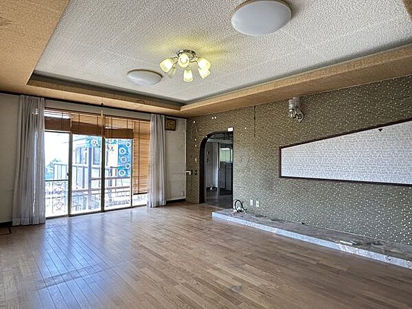 【リビング】外の景色を感じながら、家族が集まりやすいリビングです。