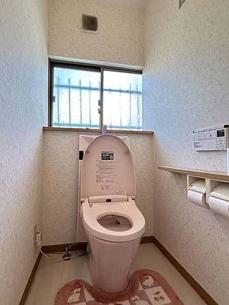 【トイレ】窓があり換気がしやすく、落ち着いて使えるトイレです。