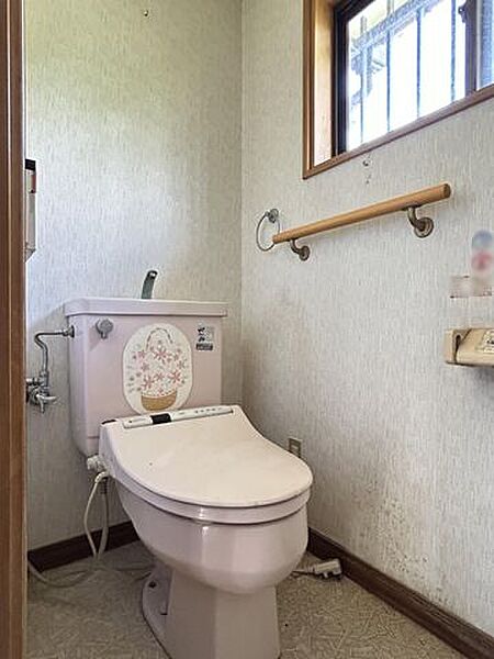 【トイレ】手すりがあり立ち座りしやすく、安心して使えるトイレです。
