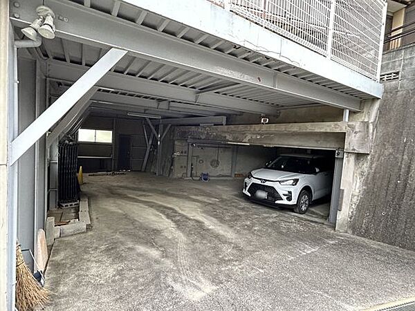 【駐車場】屋根付きで3台駐車可能、雨の日も乗り降りしやすい車庫です。