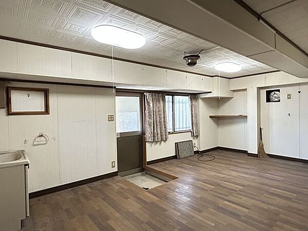 【1階洋室1】約12帖。洗面台のある洋室です。勝手口付きなので外の出入りに便利です。