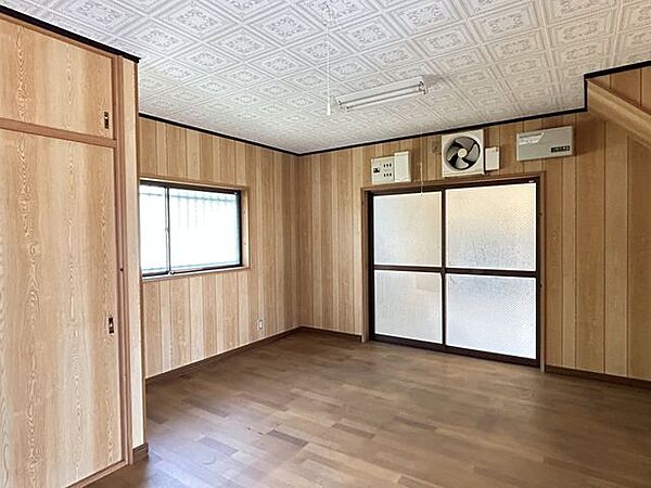 【1階洋室3】約9帖。2面採光で風を通せる空間で、日々の生活に使いやすいお部屋です。