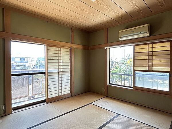 【2階和室1】約8帖。2面採光で開放感があり、空気の入れ替えがしやすい洋室です。