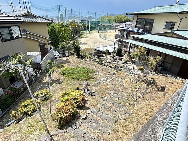 【庭】高低差のある庭で、植栽を楽しみながら外で過ごせる空間です。