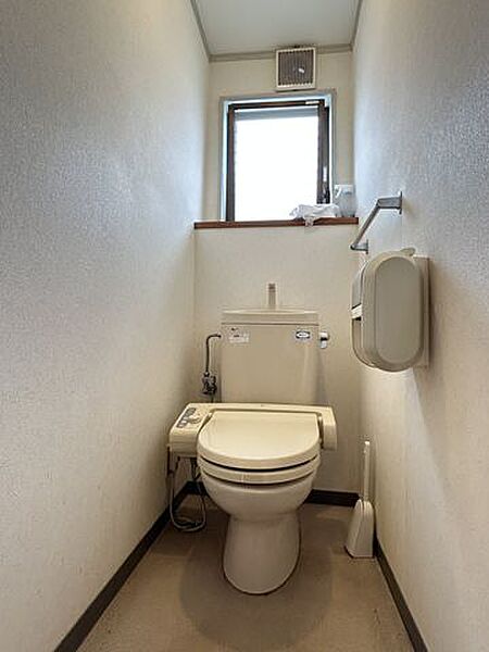 【トイレ】温水洗浄便座付きのトイレです。小窓付きで換気がしやすく、清潔にお使いいただけます。
