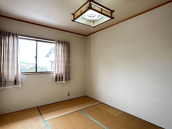 【和室3】約6帖。窓から自然光が差し込む、落ち着いた雰囲気のお部屋です。