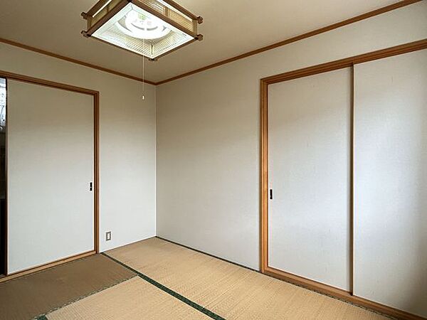 【和室3】約6帖。押入収納を備えた和室です。寝室や客間など、多目的にご活用いただけます。