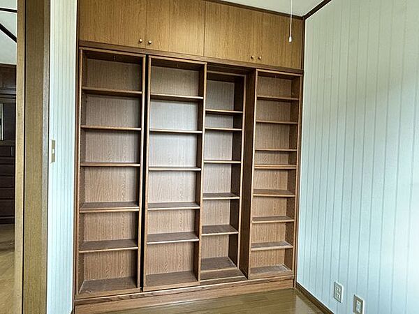 【書斎】約3帖。棚付きの造作収納を備えた書斎です。本や書類、小物類をすっきり整理できます。