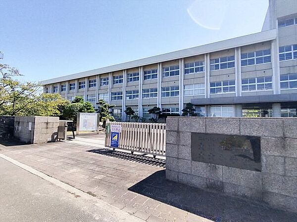 徒歩25分。東かがわ市立大川中学校 1980m