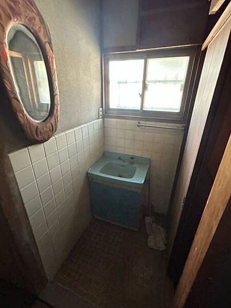 【西側トイレ横洗面所】