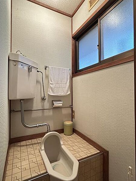 【トイレ】換気に役立つ窓があり、ゆとりを感じながら利用しやすい空間です。