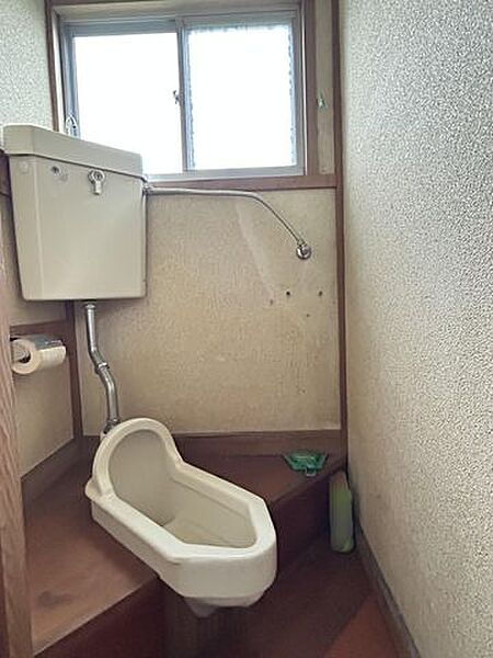 【トイレ】窓から自然光が入りやすく、明るい雰囲気の中で使える落ち着いた空間です。