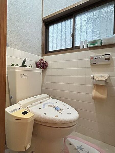 【トイレ】窓付きで自然光を取り込みやすく、明るい雰囲気の中で使える空間です。