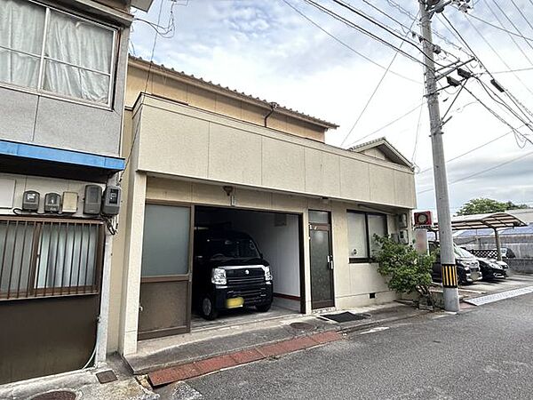 【外観】落ち着いた色合いの外観が街並みに調和し、住まいの様子が伝わりやすい佇まいです。