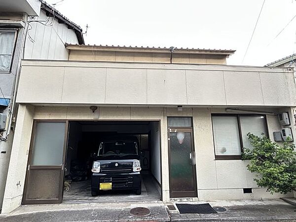 【駐車場】ビルトインガレージ仕様で、大切なお車を雨や日差しから守りやすい駐車空間です。