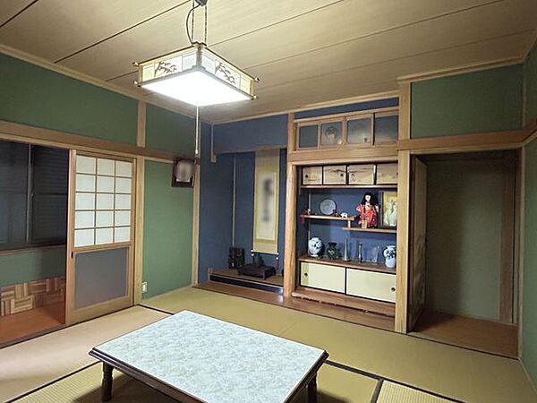 【和室】床の間や飾り棚が備わっており、和の趣を感じながら過ごせる一室です。