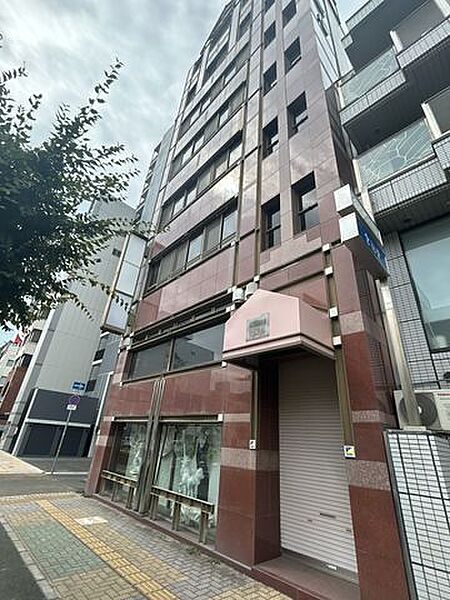 【外観】角地に面した開放感のある立地で、街並みに調和する落ち着いた佇まいです。