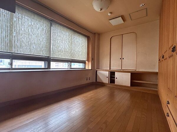 【6階洋室】窓からやわらかな光が差し込み、落ち着いて過ごせる居室空間です。