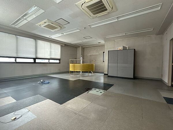【4階事務所スペース】給湯設備が備わり、日々の業務を快適に進めやすい空間です。
