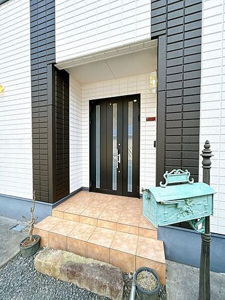【玄関外観】ドアのすりガラスから光が差し込む明るい玄関。