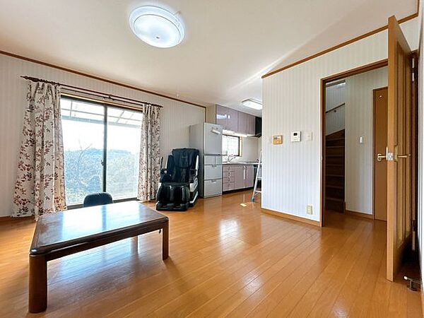 【リビング】南西向きの大きな掃き出し窓があり、明るく開放的です。