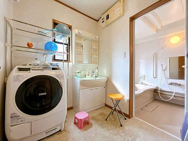 【洗面所】洗面台はシャワー付き。