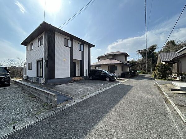 【前面道路】北東側私道の幅員は、4ｍ。駐車場の間口も広いので出入りもスムーズです。