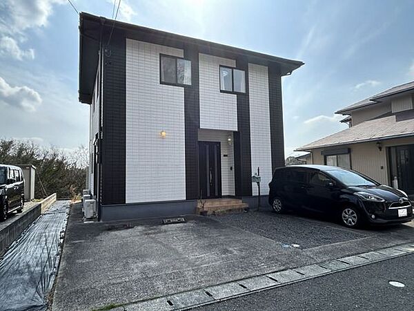 【駐車場】建物北東側の駐車場には、並列2台駐車可能。