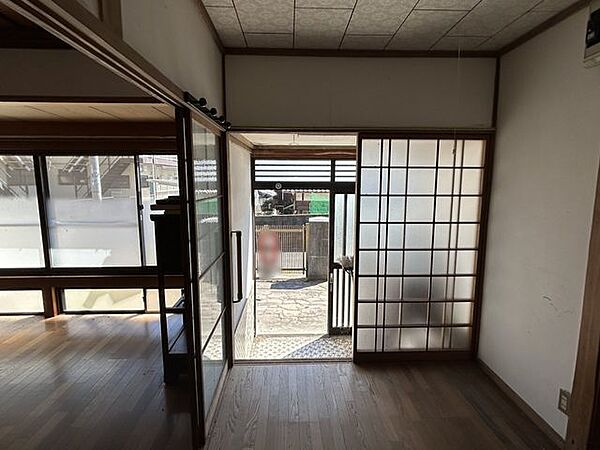 【玄関内観】