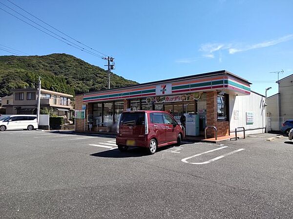 セブンイレブン小倉中吉田店 徒歩9分。 670m