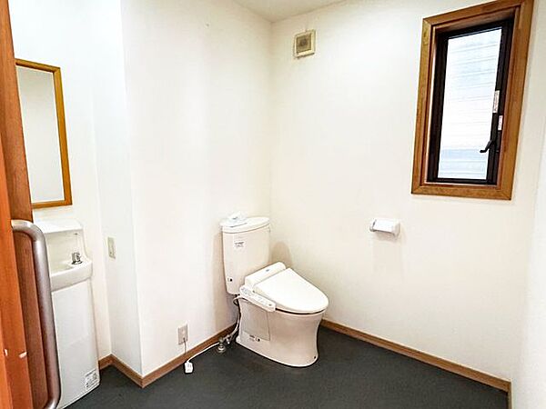 【1Fトイレ】トイレ内に手洗いスペースや収納があるのがうれしいですね。