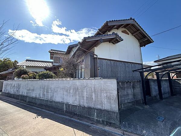 【外観】和風の趣あふれる瓦葺住戸。南東向きで日当たり良好です。