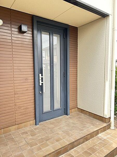 【玄関外観】屋根付きの玄関ポーチで、雨の日の出入りにも配慮されています。