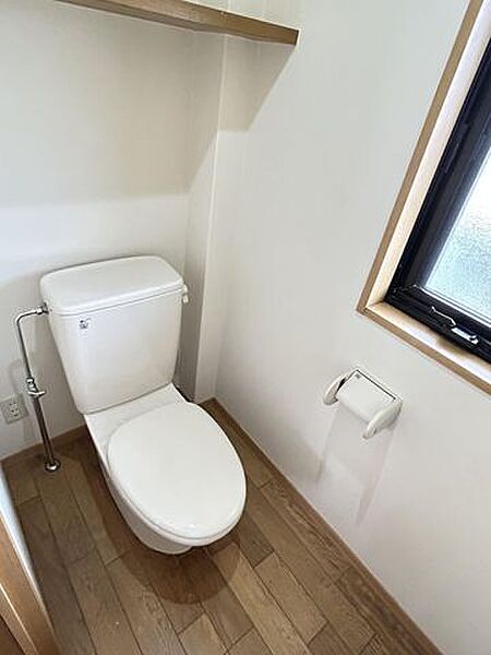 【2Fトイレ】2階にもトイレを備え、ご家族の生活動線にも配慮されています。
