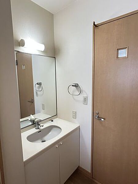 【2F洗面台】2階トイレ近くに洗面台を配置し、手洗いや身支度をスムーズに行えます。