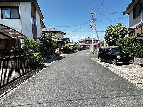 【前面道路】東側公道の幅員は、6.0ｍ。幅員にゆとりがあり、お車の出し入れもスムーズです。