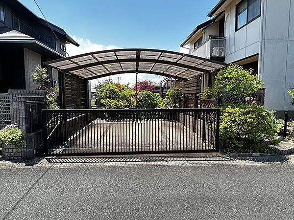 【駐車場】建物南東側のカーポートには、並列2台駐車可能。