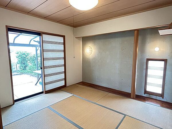 【1階和室】約6帖。床の間を備えた和室。客間やくつろぎの空間として活用できます。