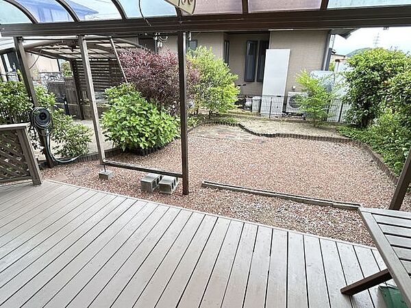 【庭】植栽に囲まれたプライベート感のある庭。リビングから気軽に出入りでき、くつろぎの時間を楽しめます。