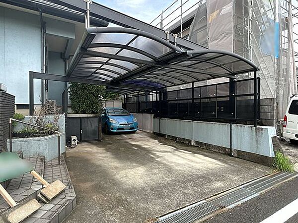 【駐車場】カーポート付きで3台駐車でき、雨の日も乗り降りしやすいスペースです。